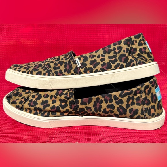 Tom’s Size 8 1/2 Animal Print Classic Slip On worn once - Picture 3 of 5